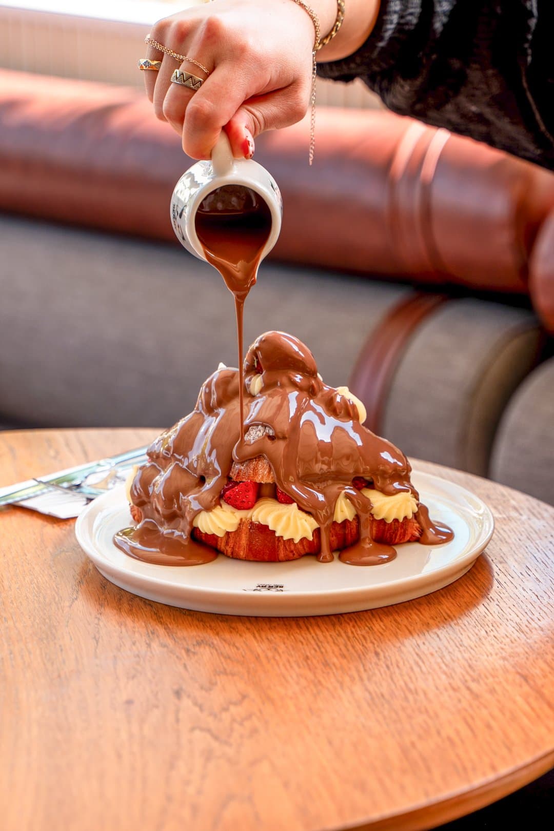 Berry Coffee kremalı çilekli kruvasan